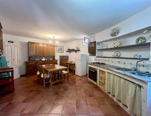 Konyha, Chianti Villa with Private Park, 2 Apartments & Panoramic Views in Talciona