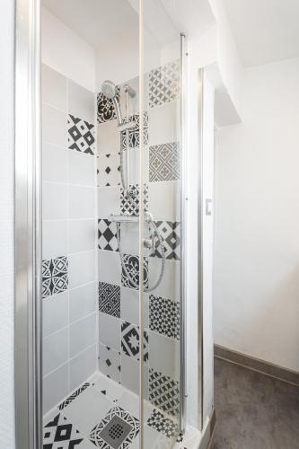 One-Bedroom Apartment image 4