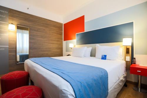 Premium King Room - Non-Smoking image 9