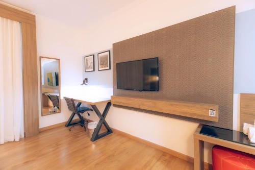 Queen Room - Disability Access image 6