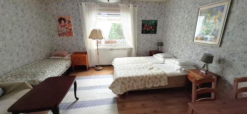 1 queen bed, 1 twin bed, 1 futon bed