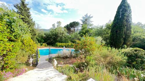 Swimming pool, Chambre d'Hote Charme et nature Provence in Bagnols-en-Foret