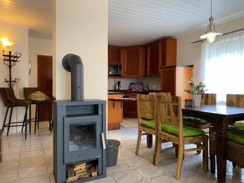 M9 Ferienwohnung mit Balkon am Waldrand im Ostseeland in Neubukow