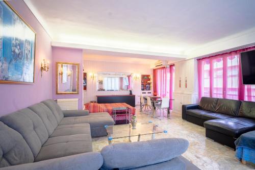 Big apart 140m2 5min walk to beach sea &Promenade 3 double rooms,big living room 42m2, 3 showers,9 beds, free parking, Nice