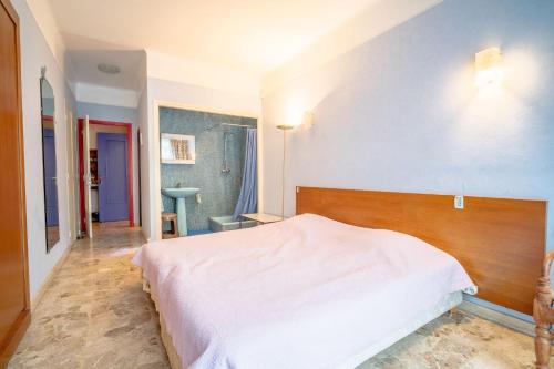 Big apart 140m2 5min walk to beach sea &Promenade 3 double rooms,big living room 42m2, 3 showers,9 beds, free parking, Nice (fotografie 8)
