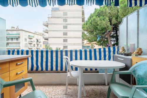 Big Apart 140m2 5min Walk To Beach Sea &Promenade 3 Double Rooms,big Living Room 42m2, 3 Showers,9 B - ニース