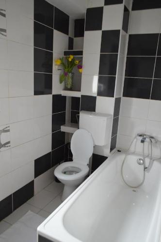 Csikos Apartment - image 5