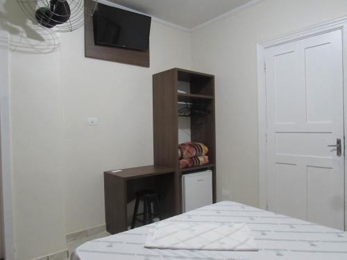 Economy Triple Room image 3