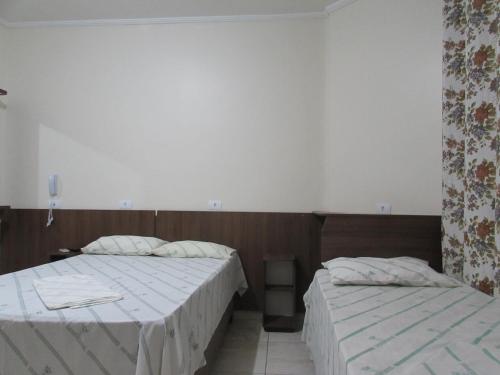 Economy Triple Room image 4