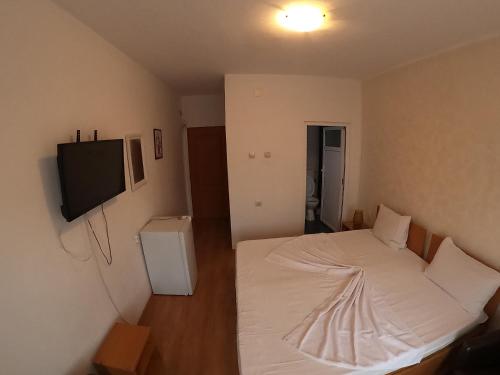 Double or Twin Room image 5