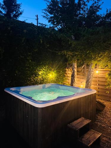 Domek wakacyjny z podgrzewanym basenem i jacuzzi pod gwiazdami, Studnica, Ińsko, "THerapeutica" (Domek wakacyjny z podgrzewanym basenem i jacuzzi pod gwiazdami, Studnica, Insko, "THerapeutica") in Kanice