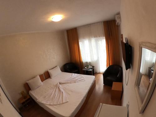 Double or Twin Room image 5