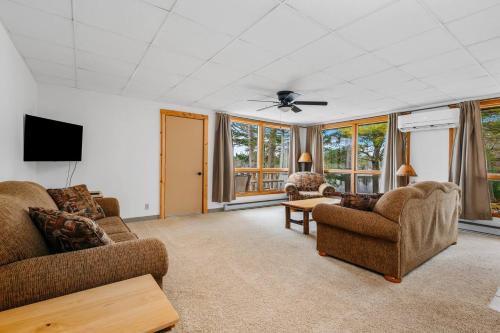 Lake Resort with Pontoon Rentals - Family Friendly in Traverse City, USA