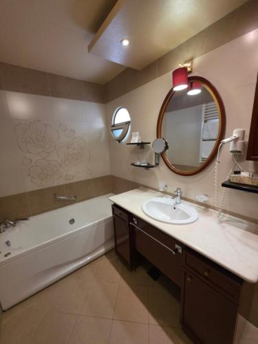 room detail thumbnail 2