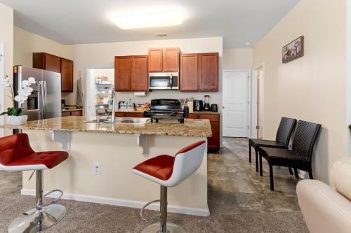 مطبخ, 5BR Oasis with 3 Spa-Like Baths in فاييتي فيل