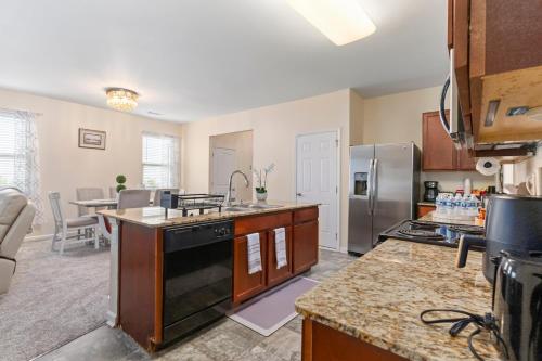 مطبخ, 5BR Oasis with 3 Spa-Like Baths in فاييتي فيل