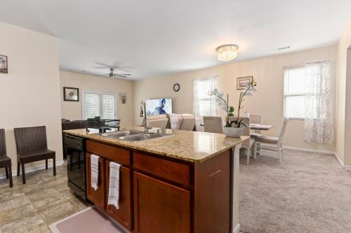 مطبخ, 5BR Oasis with 3 Spa-Like Baths in فاييتي فيل