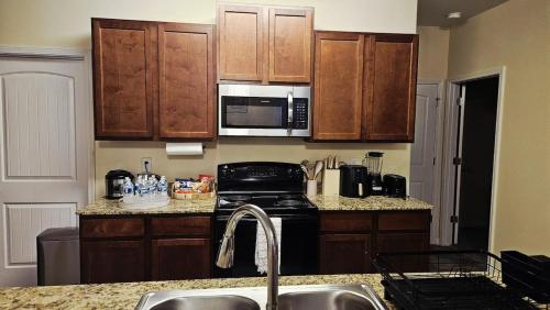 مطبخ, 5BR Oasis with 3 Spa-Like Baths in فاييتي فيل