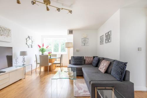 Modern 2BR Apartment - 25min to Central London, London (photo 11)