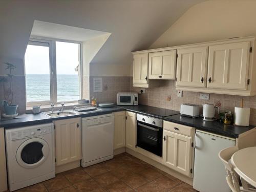 2 bed Beachfront Apartment Inchydoney Cork in 克洛納基爾蒂