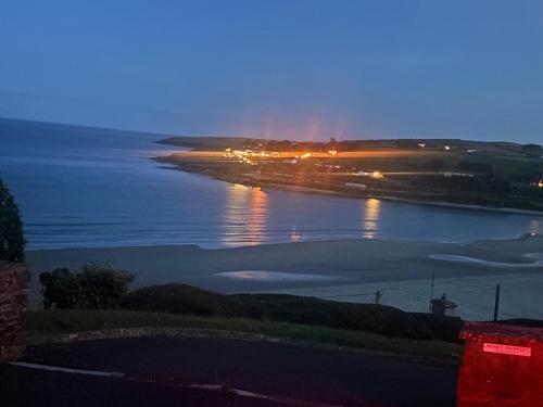 附近景點, 2 bed Beachfront Apartment Inchydoney Cork in 克洛納基爾蒂
