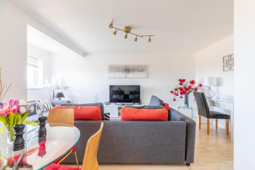 Skyline Haven - Modern 2B, Parking, Wifi & 4kTV, Londyn