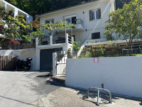 Studio climatisé avec terrasse ombragée dans maison au calme et dans la verdure (Studio climatise avec terrasse ombragee dans maison au calme et dans la verdure) in La Fontaine Sainte