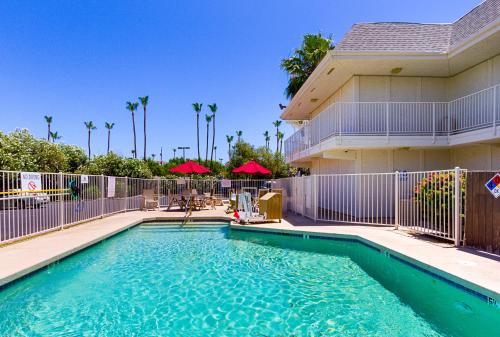 สระว่ายน้ำ, Motel 6 Mesa, AZ - South in เวสต์เมซา