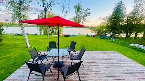 . Cozy Lakefront Cottage - Canoeing, Fishing, Swimming & Firepit