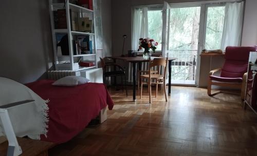 Pokój w domu z ogrodem w Milanówku