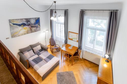 Charming Loft Studio Near Metro & Old Town, Прага (фото 9)