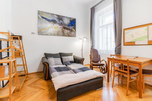 Charming Loft Studio Near Metro & Old Town, Прага (фото 10)