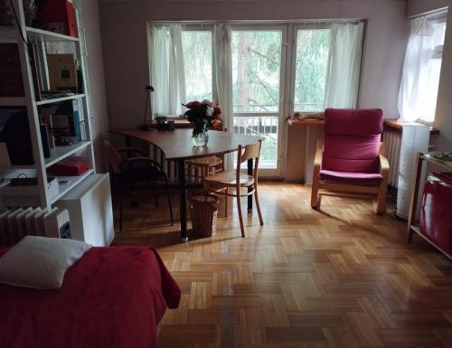 Pokój w domu z ogrodem w Milanówku