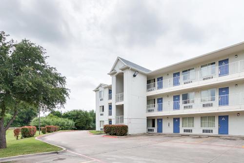 Motel 6-Grand Prairie, TX - Near Six Flags Drive