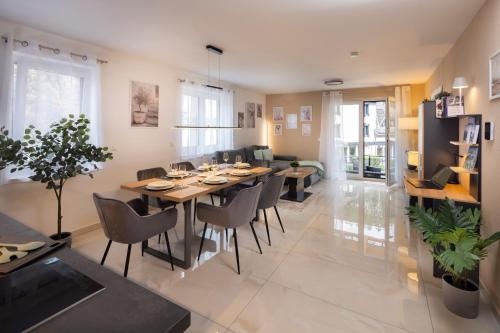Blue Sky Flat, Apartment, 73qm, bis 6 Personen, Neubau Süd-Balkon mit Lounge-Möbeln, Schwarzwald-PLUS inkl 80 Gratis-Attraktionen täglich in Baiersbronn, Deutschland