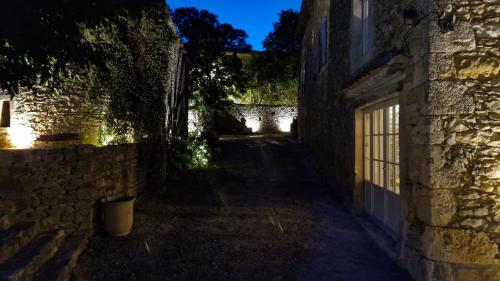 Beautiful Farmhouse with large swimming pool within walking distance of a charming, lively village in Goudargues