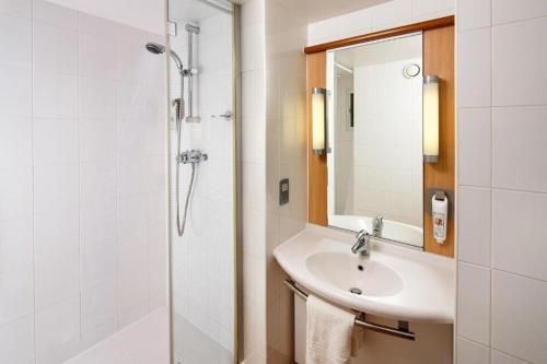 Family Room with One Double Bed and One Single Bed image 2