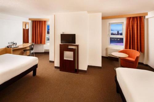 Family Room with One Double Bed and One Single Bed image 1