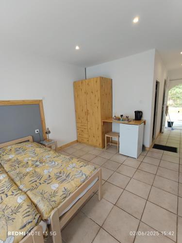 Le clos des Romarins Chambre JONQUILLE in Senmetra