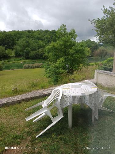 Le clos des Romarins Chambre JONQUILLE in Senmetra