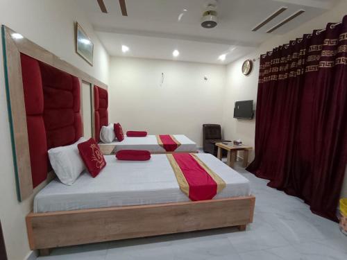 1 king bed, 2 twin beds