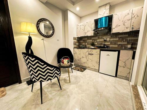 Apartment in Bahria Town Lahore, 1BHK with 2 ACs, 2 LEDs, Wifi, and Board Games, Лахор (фото 6)