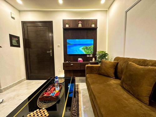 Apartment in Bahria Town Lahore, 1BHK with 2 ACs, 2 LEDs, Wifi, and Board Games, Лахор (фото 10)