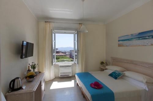 1 double bed, 1 twin bed