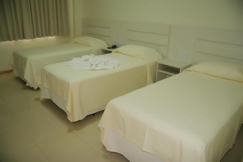 3 twin beds