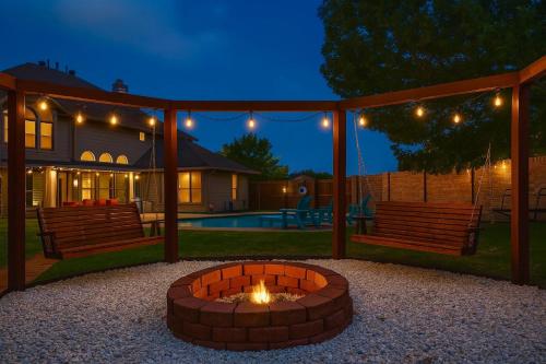 Luxury 6BR Retreat Pool Hot Tub Cinema & Game Room in Haltom