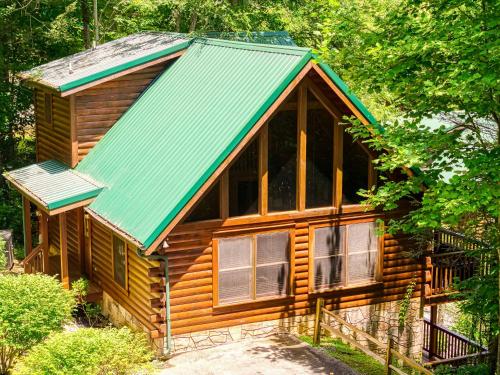Smoky Mountain Escape 3BR3BA Cabin w Hot Tub Game Room & Resort Pool  WIFI Resort Pool - image 11