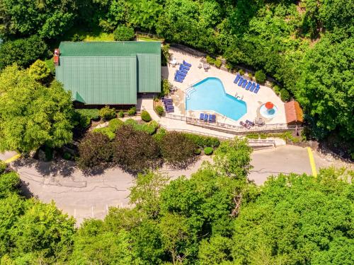 Smoky Mountain Escape 3BR3BA Cabin w Hot Tub Game Room & Resort Pool  WIFI Resort Pool - image 2