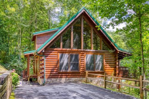 Smoky Mountain Escape 3BR3BA Cabin w Hot Tub Game Room & Resort Pool  WIFI Resort Pool - image 13