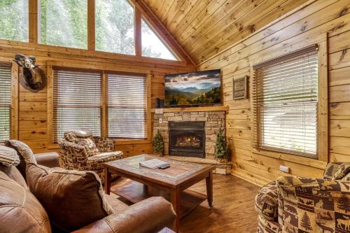Smoky Mountain Escape 3BR3BA Cabin w Hot Tub Game Room & Resort Pool  WIFI Resort Pool - image 12